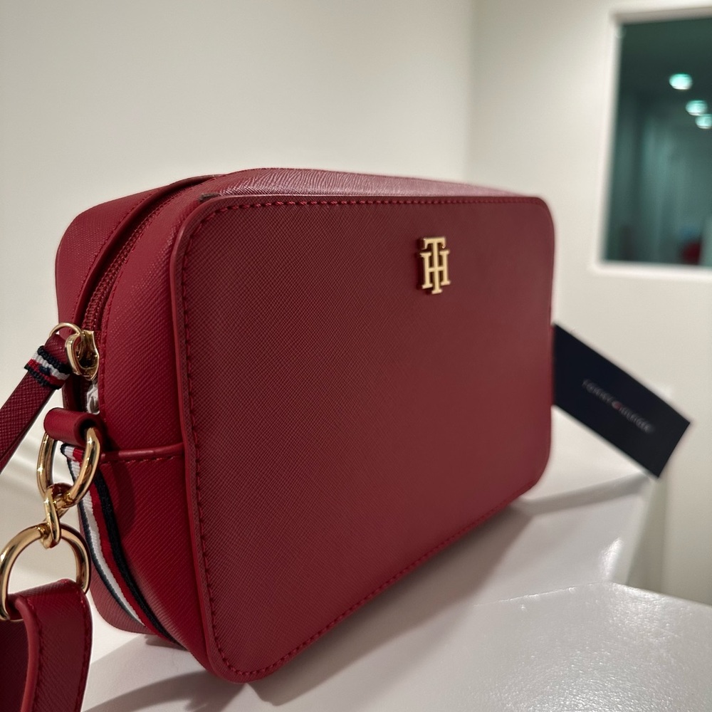 Tommy Hilfiger Elegant Red Crossbody Bag